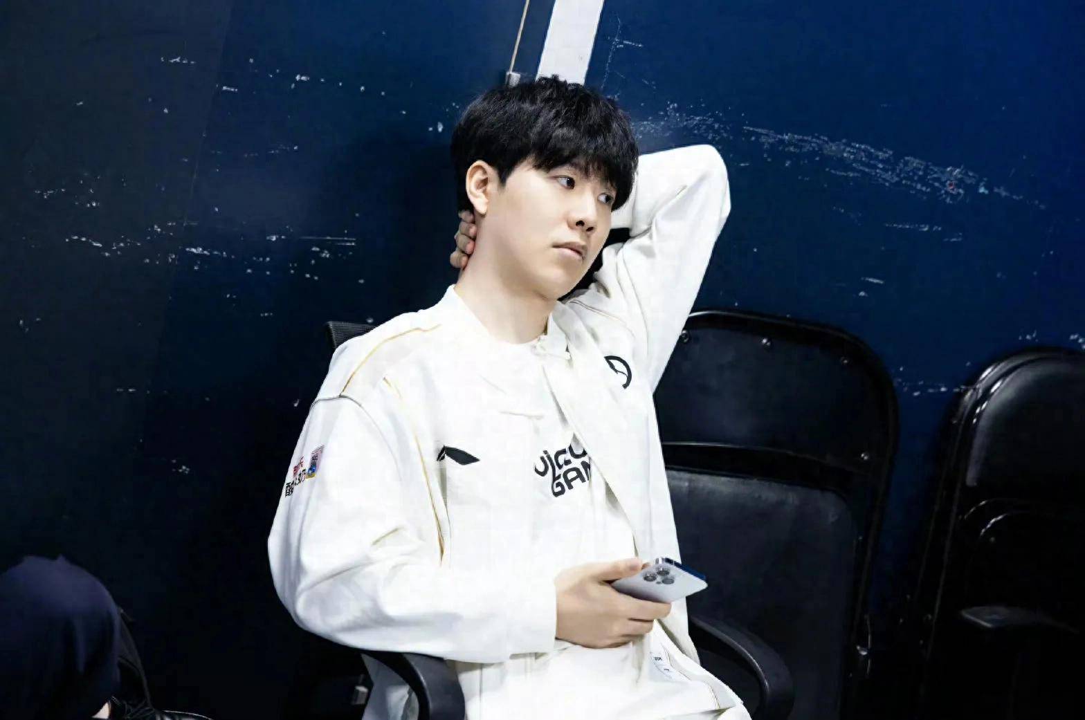 Aixiao： 369 和我是好兄弟。在2021年，我从 Bilibili Gaming 把他带走过一次，但这次我被拦截了。